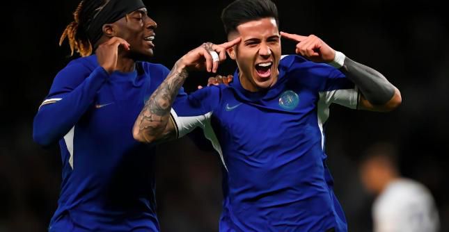 美女不穿内衣
