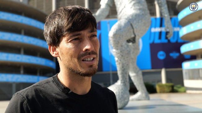 主人调教打屁股沟扒开打烂视频