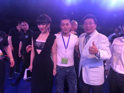 美女不穿内衣