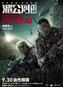 年轻职员品尝