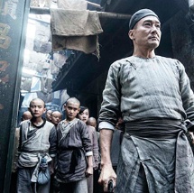 饭桌之下